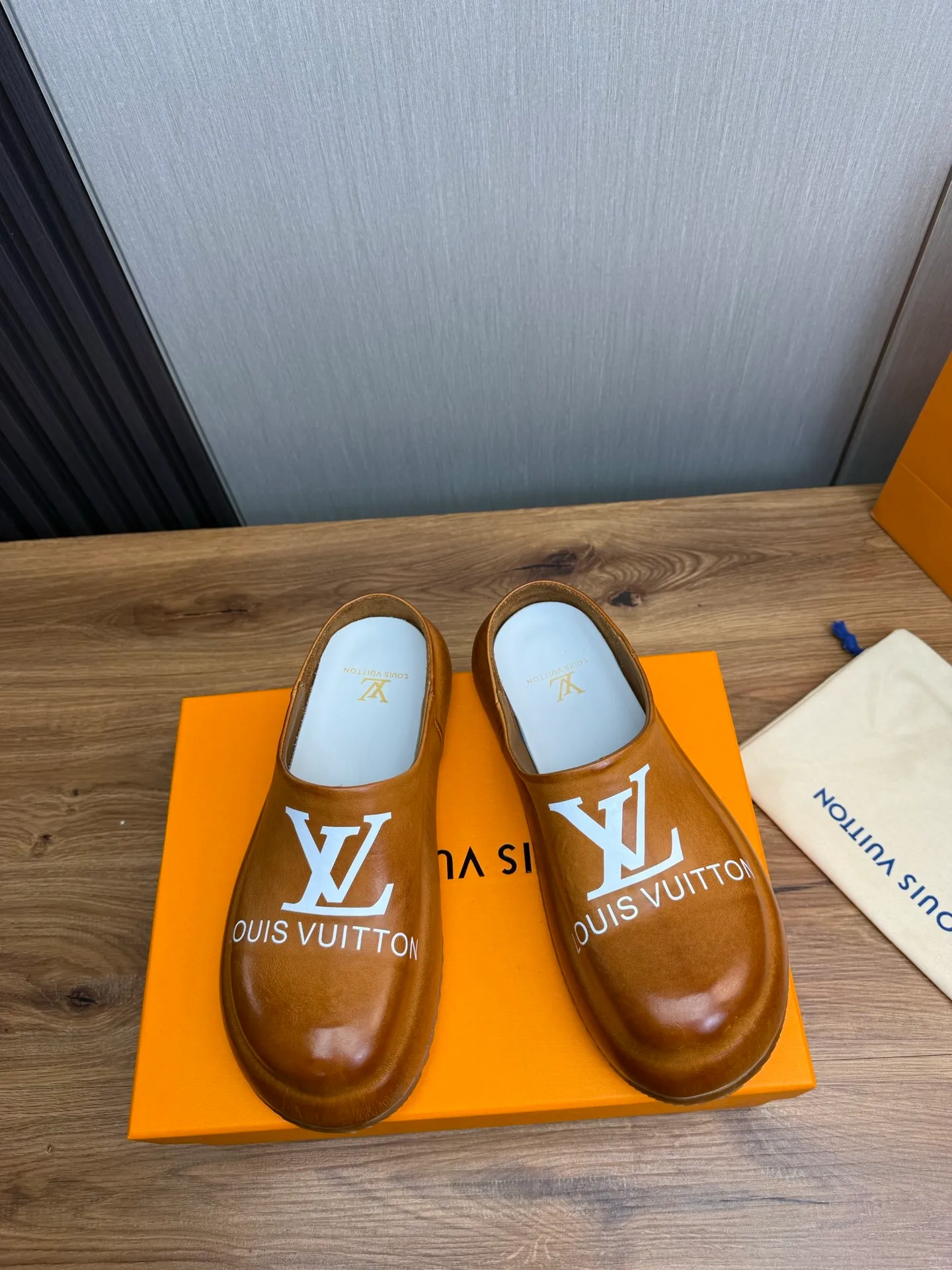 Men's shoes 💰480💰 Lv men's slippers 🩴38-45 size 45 46 🉑️Customized! Full leather slippers: cowhide on the outside, sheepskin on the inside ✅Original outsole⬆️